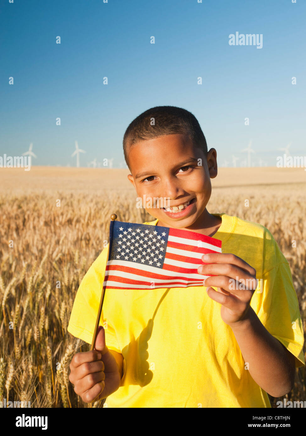 USA, Oregon, Wasco, junge hält eine kleine amerikanische Fahne im Weizenfeld Stockfoto