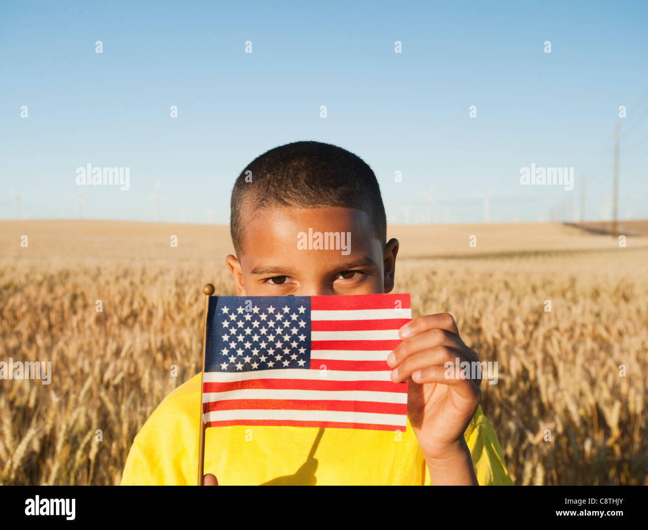 USA, Oregon, Wasco, junge hält eine kleine amerikanische Fahne im Weizenfeld Stockfoto