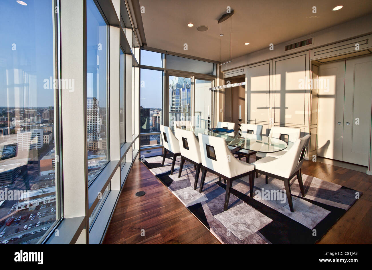 Esszimmer in Stahl und Glas Luxus Eigentumswohnung Hochhaus in Austin, Texas Stockfoto