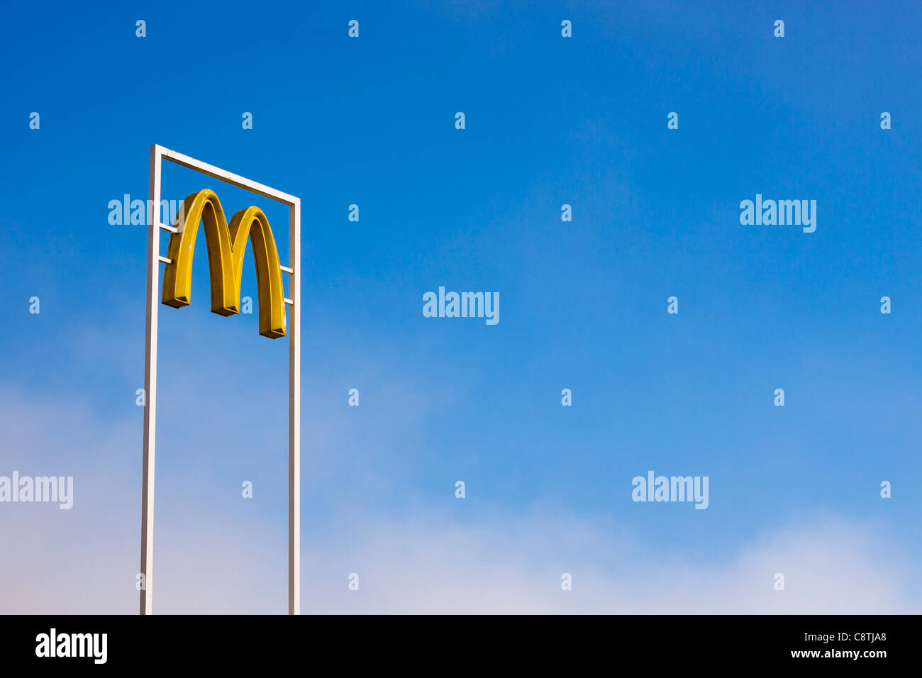 McDonalds melden über strahlend blauen Himmel. Stockfoto
