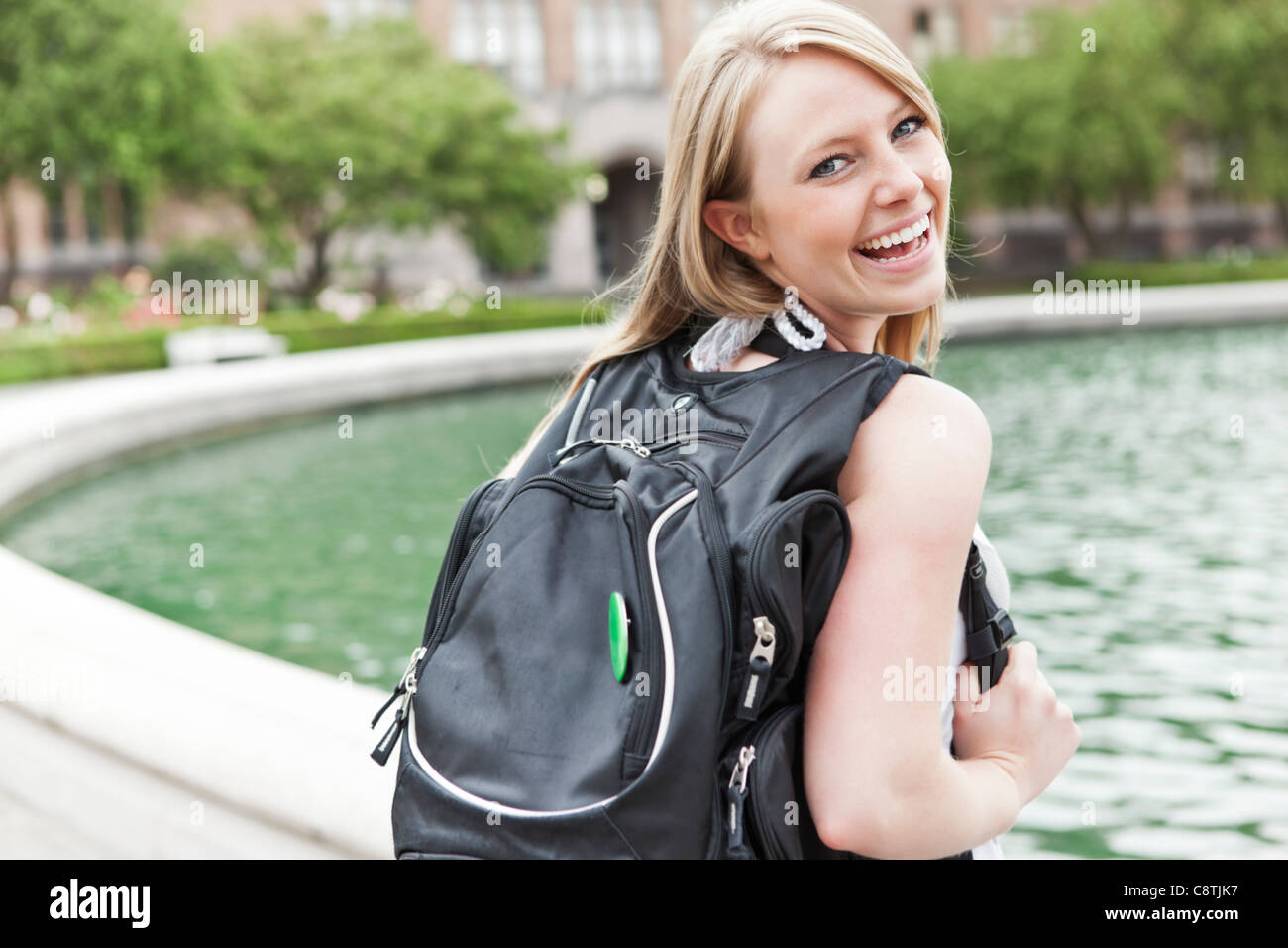 USA, Washington, Seattle, Porträt von weiblichen College-Student zeigt Rucksack Stockfoto