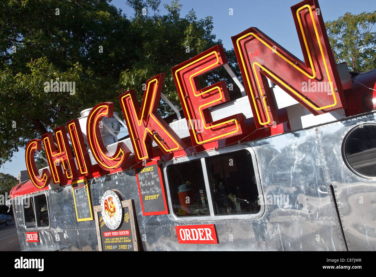Huhn-Leuchtreklame auf einen Airstream Stil Silber Essen Wohnwagen in Austin, Texas Stockfoto
