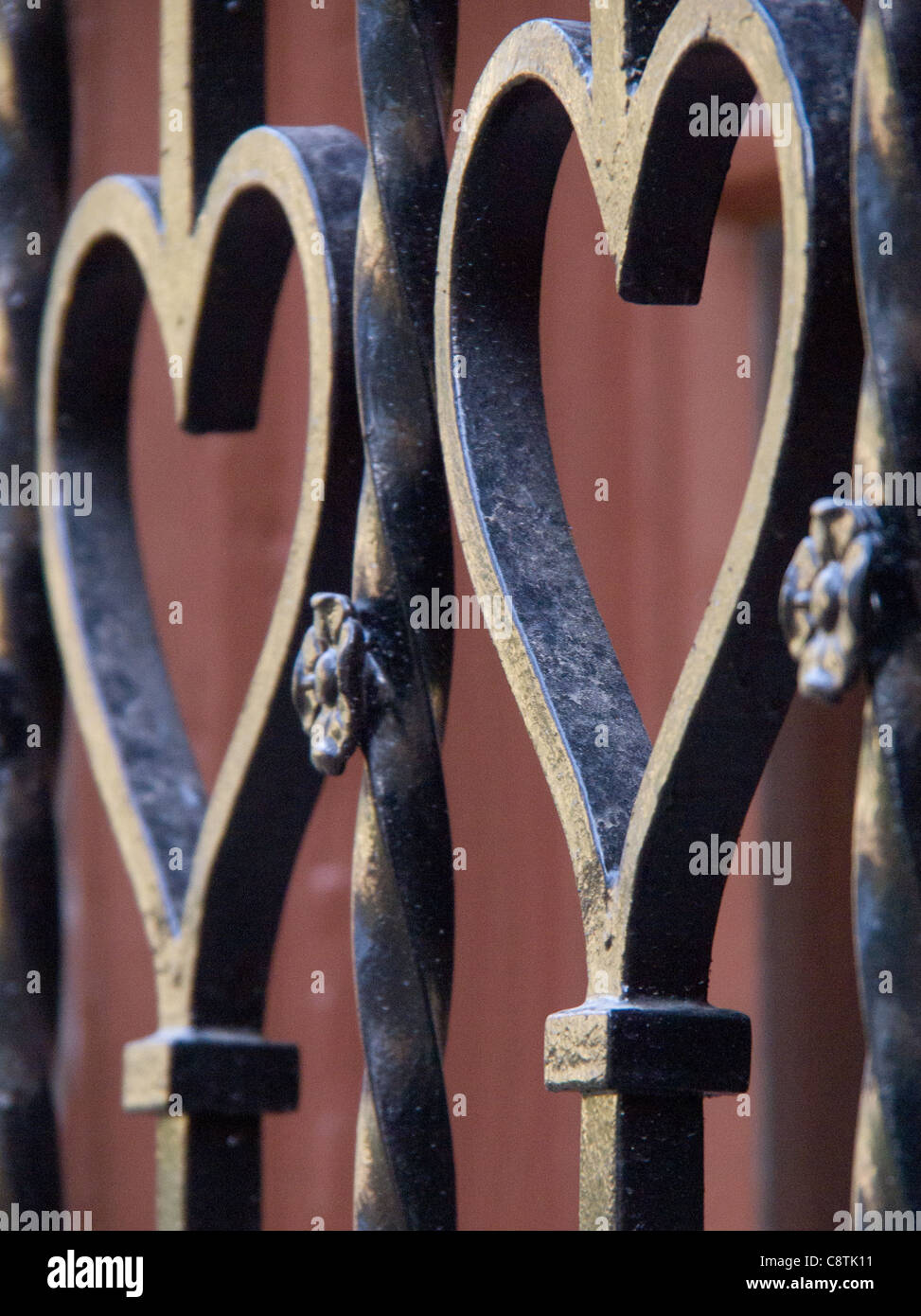 Twin-Herz-Muster auf einem schmiedeeisernen Zaun Stockfoto
