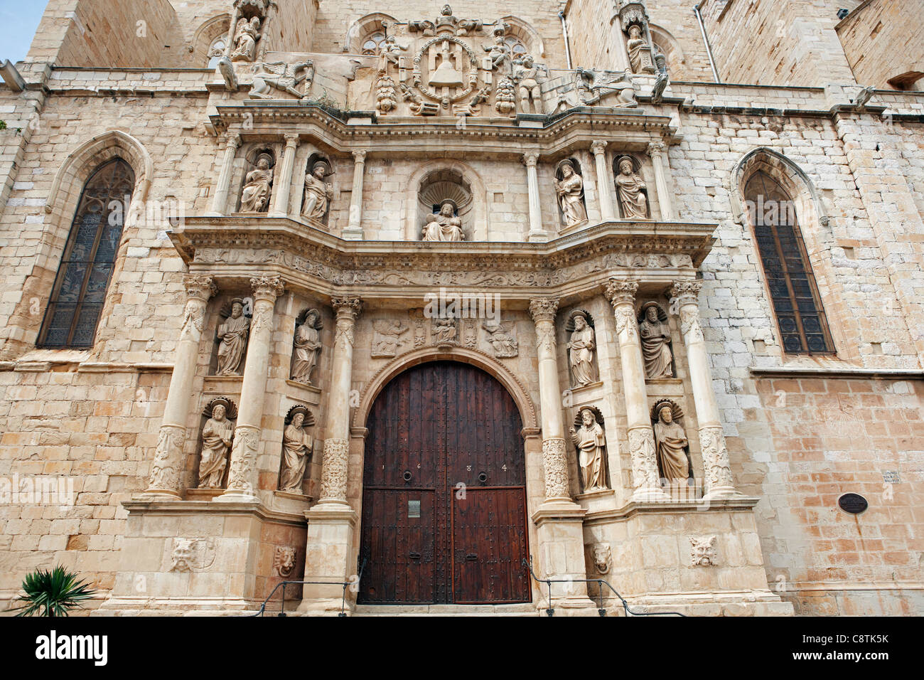 Fassade der Kirche Santa Maria la Major. Montblanc, Katalonien, Spanien. Stockfoto