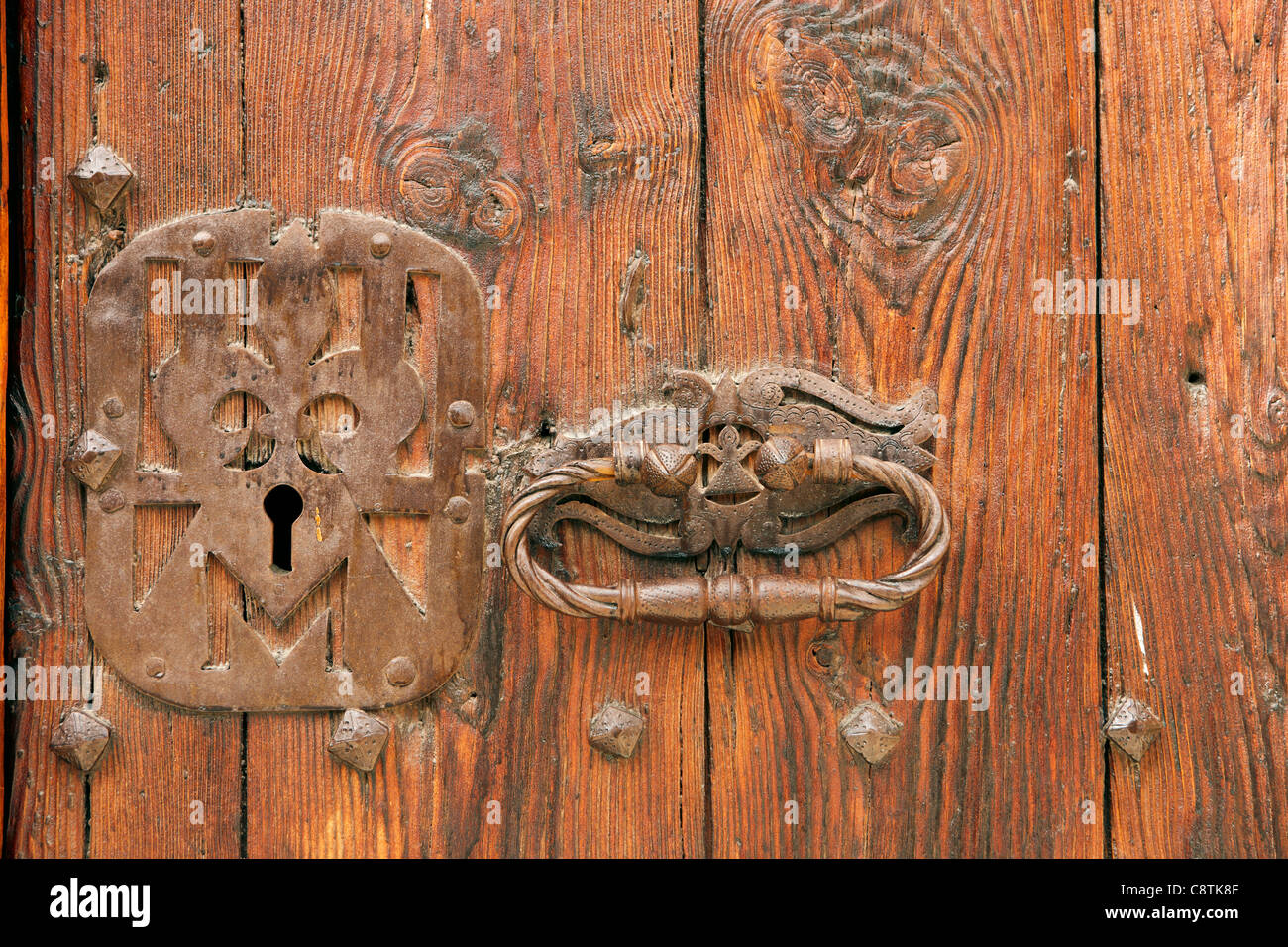 Alte Tür. Montblanc, Katalonien, Spanien. Stockfoto