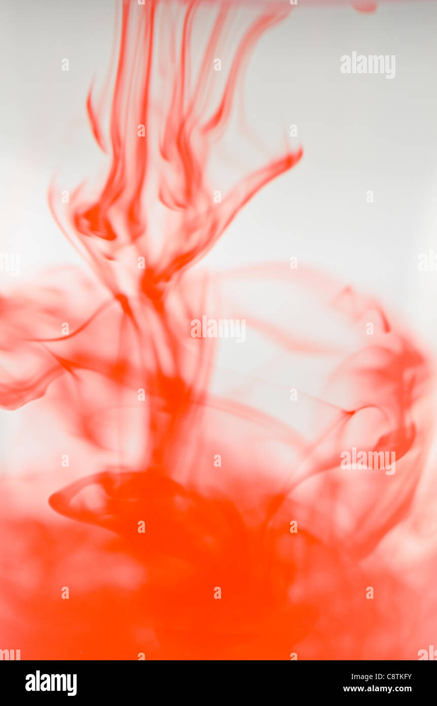 Studioaufnahme von roter Flüssigkeit auflösen in Wasser Stockfoto