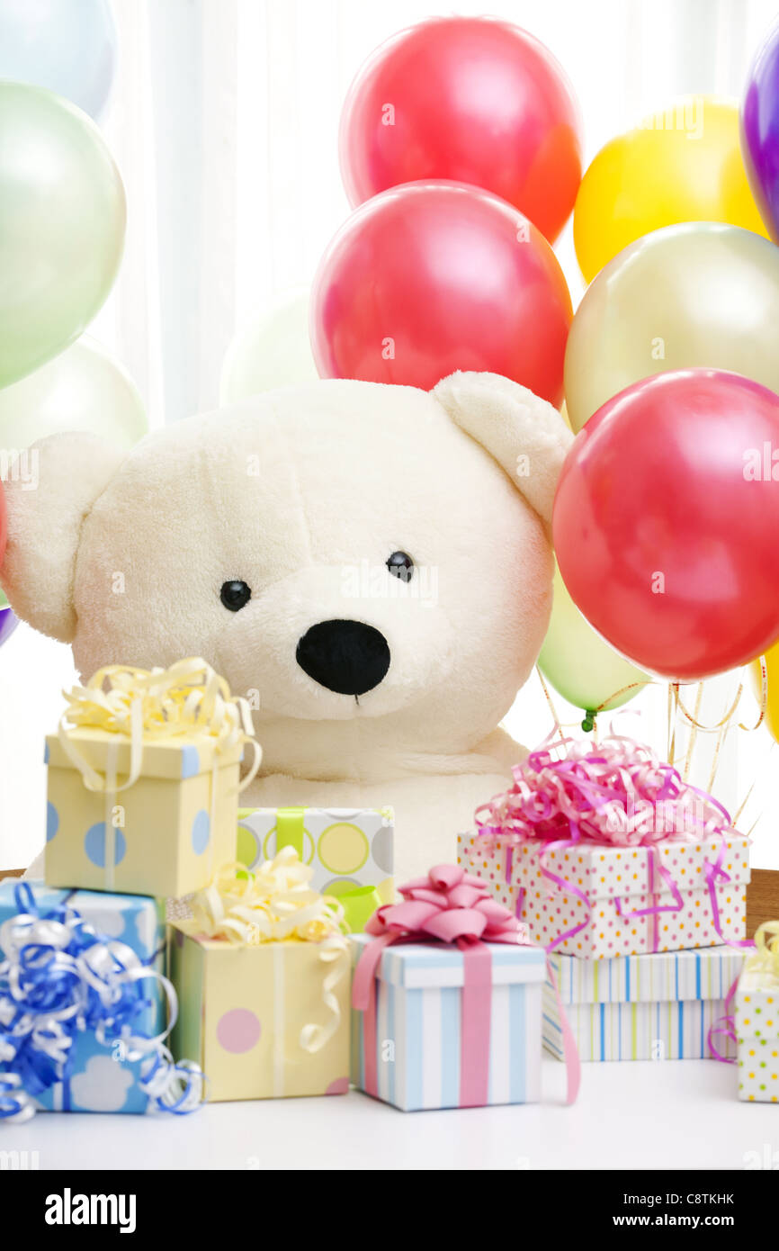 Teddybär mit Geschenk und Ballon Stockfoto