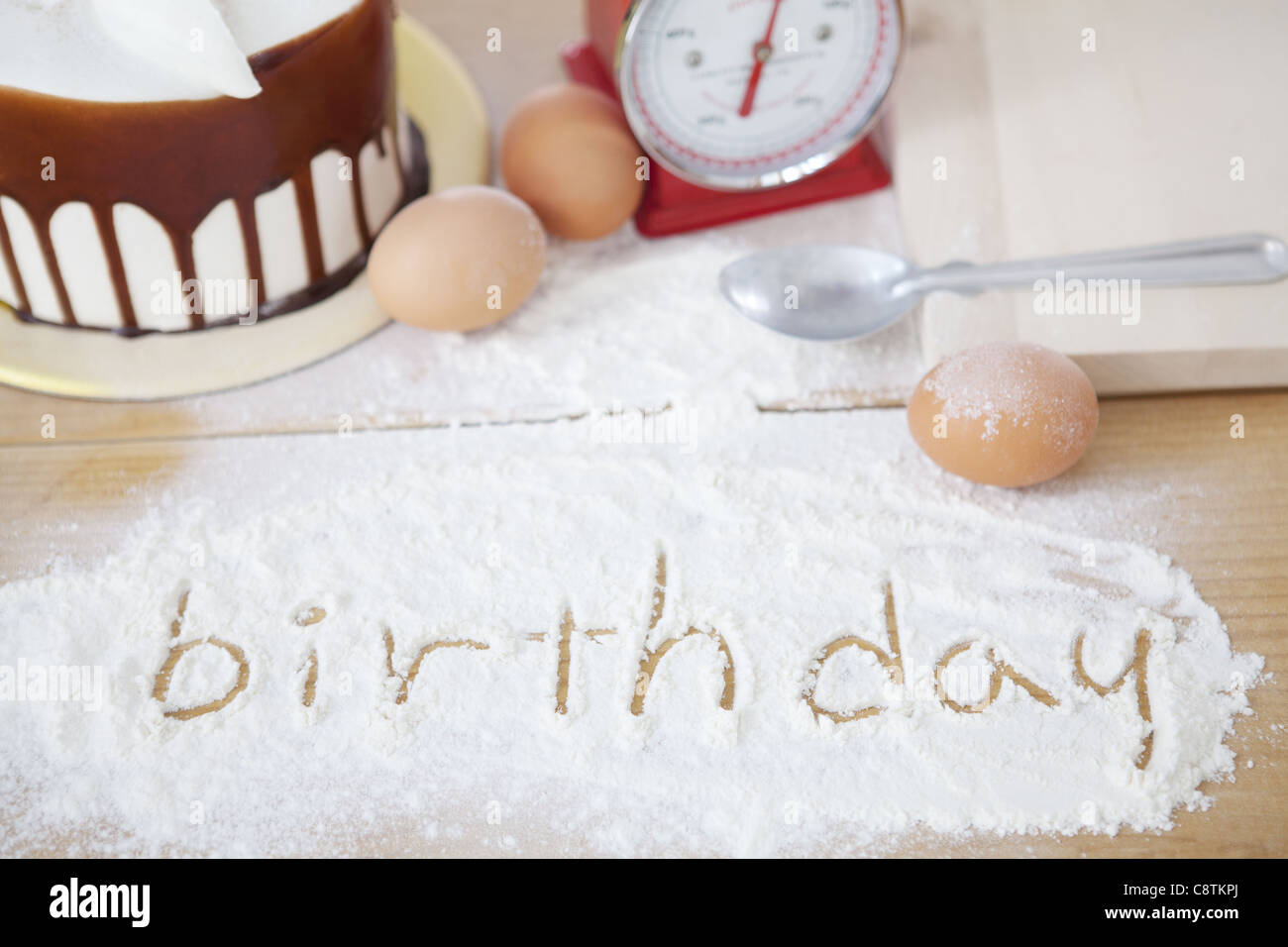Geburtstagstorte mit Ei und mit einem Gewicht von Maschine Stockfoto