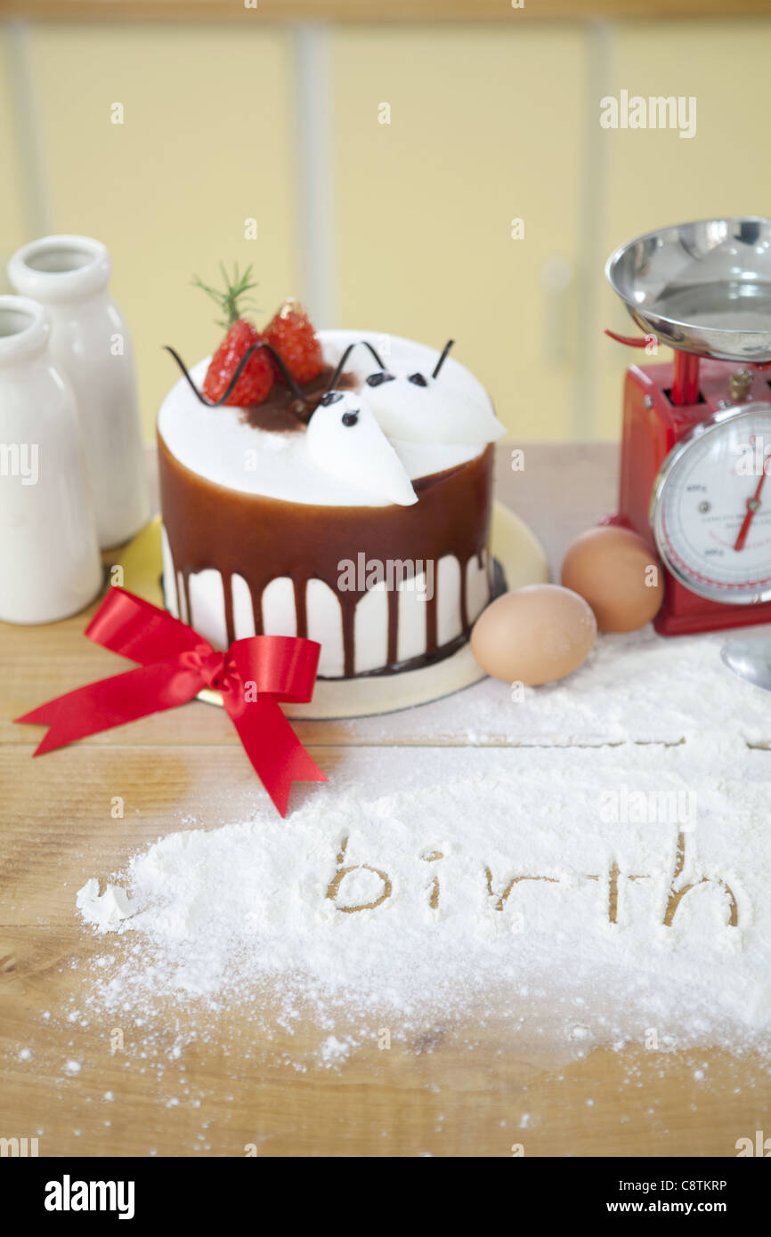 Geburtstagstorte mit Ei und mit einem Gewicht von Maschine Stockfoto
