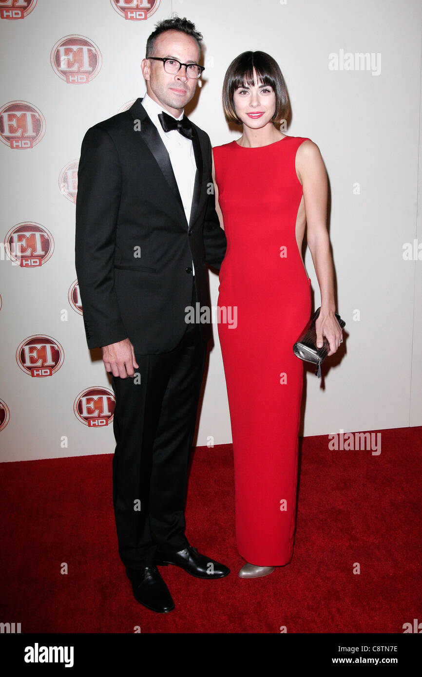 Jason Lee, Ceren Alkac im Ankunftsbereich für Entertainment Tonight 15. jährlichen Emmy Party, Vibiana, Los Angeles, CA am 18 September Stockfoto