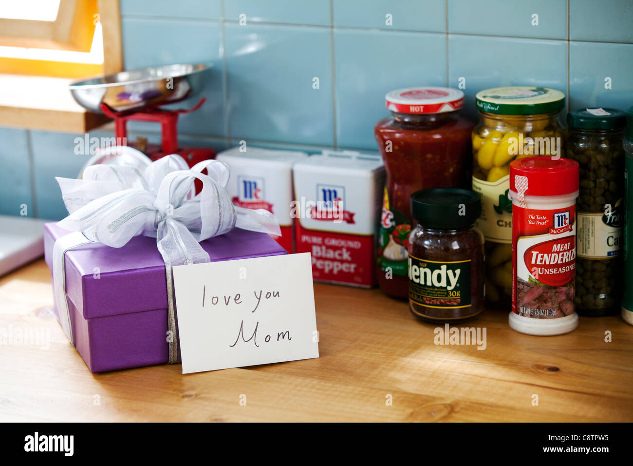 Verpacktes Geschenk-Box auf dem Küchentisch Stockfoto