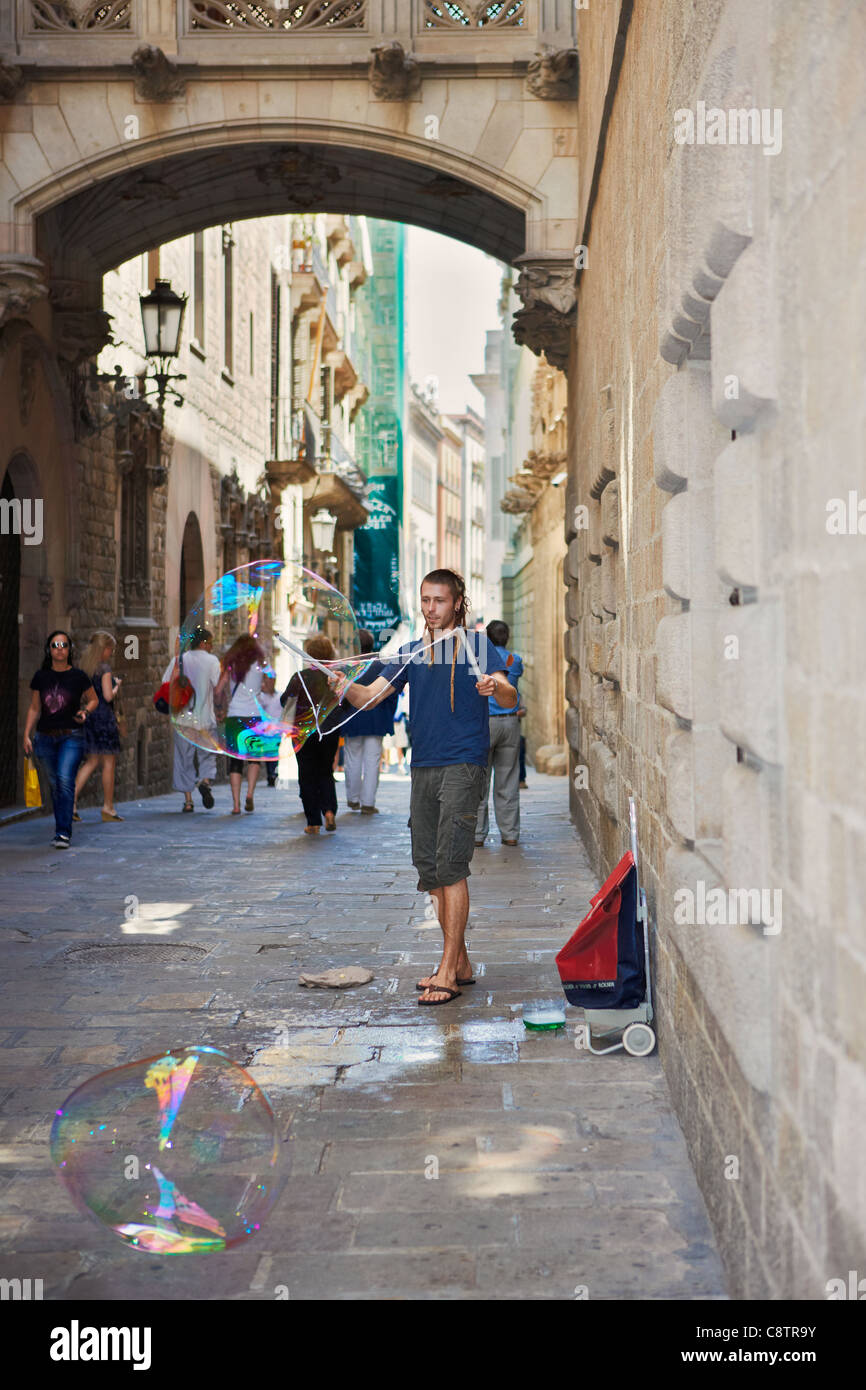Straßenkünstler Maiking Seifenblasen. Barcelona, Katalonien, Spanien. Stockfoto