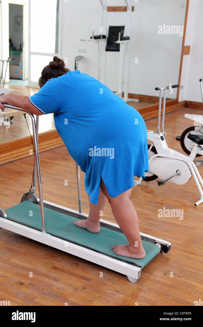 Fitness - übergewichtige Frau, die auf Trainer Laufband Stockfotografie -  Alamy