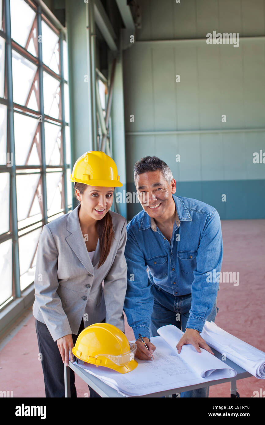 USA, New Mexico, Santa Fe, Portrait des Architekten zeichnen Blaupause Stockfoto