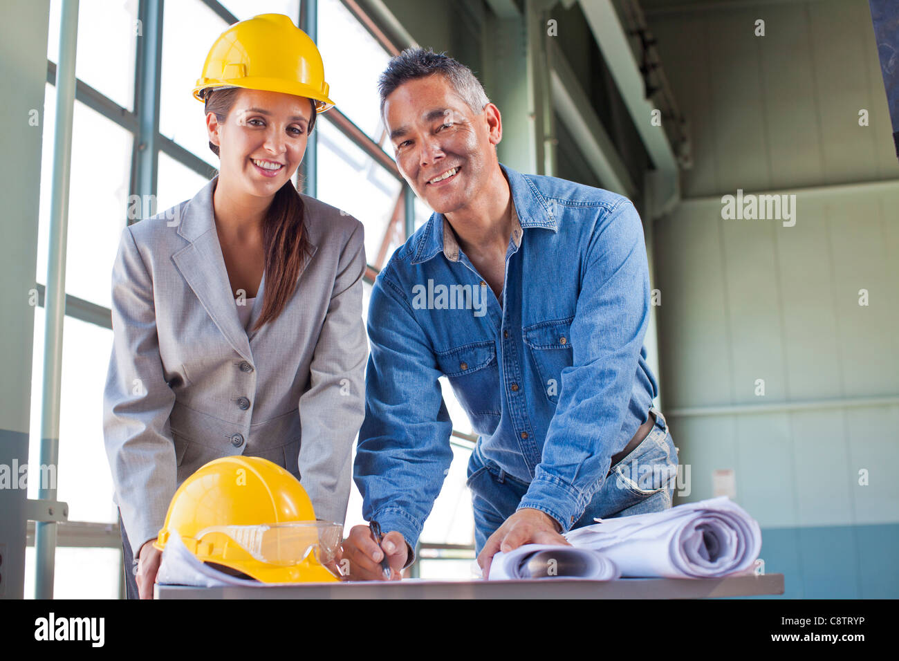 USA, New Mexico, Santa Fe, Portrait des Architekten zeichnen Blaupause Stockfoto