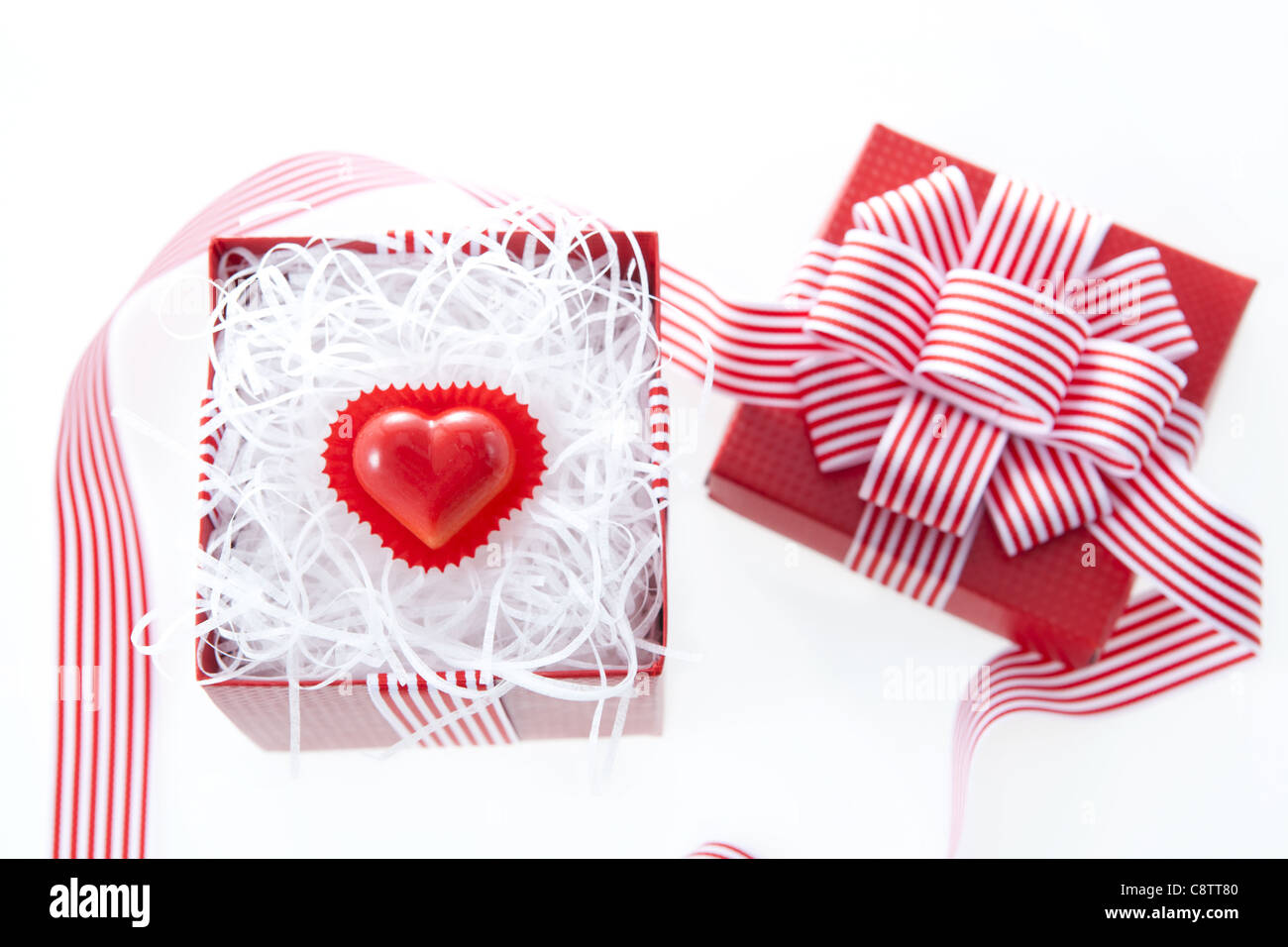 Herz Form Candy In roten Geschenkbox Stockfoto