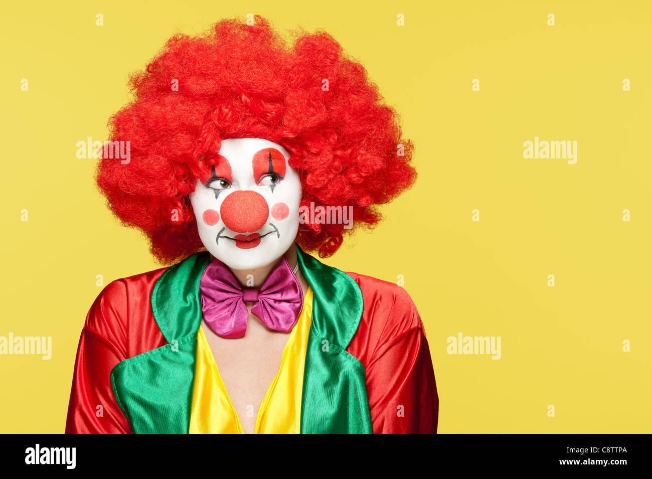 eine weibliche Clown mit bunter Kleidung und Make-up Stockfoto