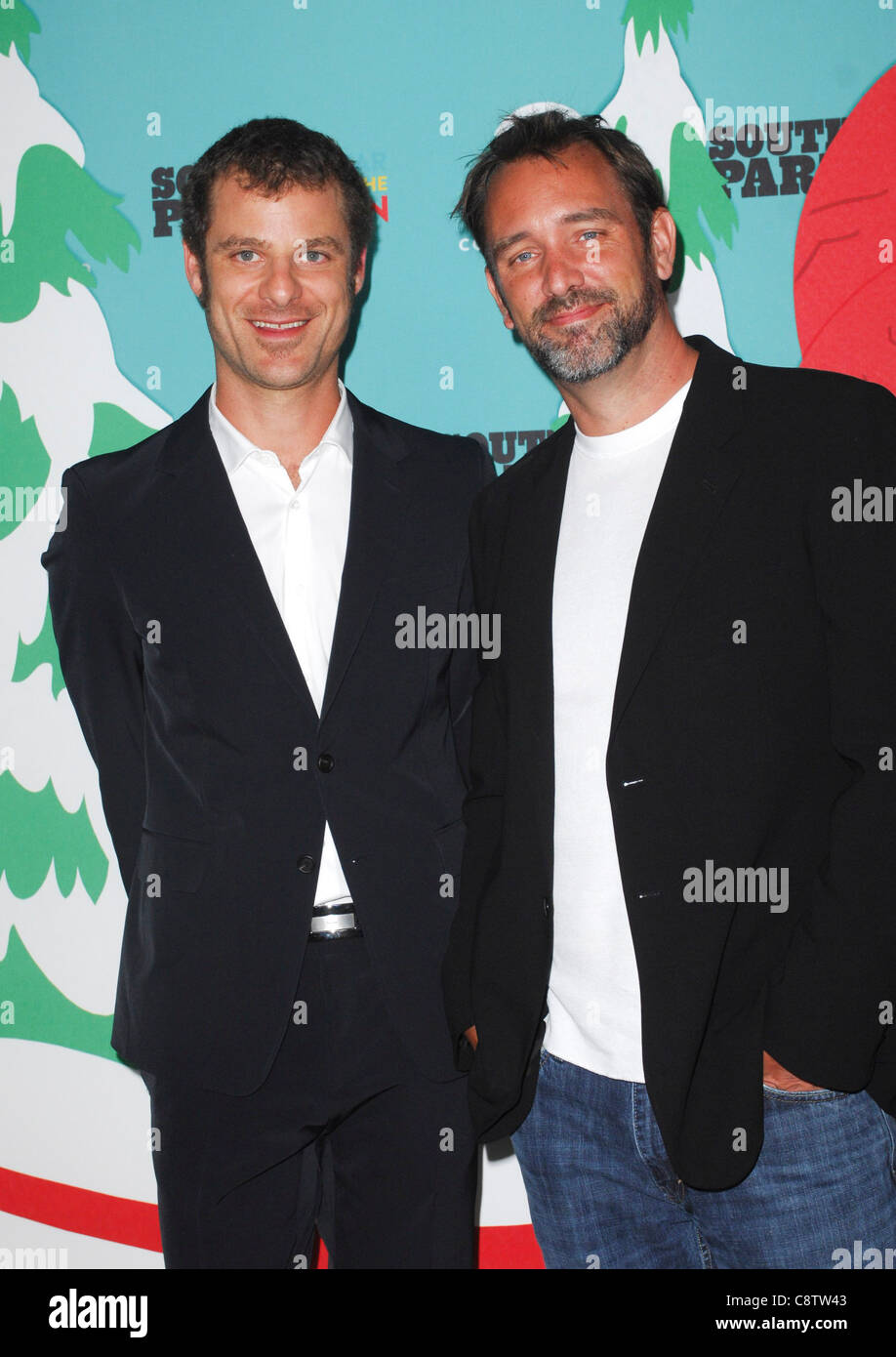 Matt Stone, Trey Parker im Ankunftsbereich für SOUTH PARK 15. Jubiläumsparty Barker Hangar, Santa Monica, CA 20. September 2011. Stockfoto