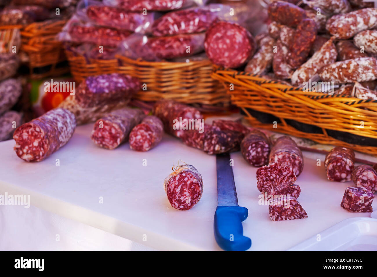 Italienische Salami auf einem Markt geschnitten zu versuchen Stockfoto