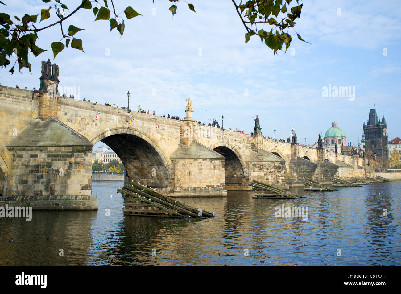 Die Karlsbrücke und die meisten Karluv in Prag in der Tschechischen Republik Stockfoto