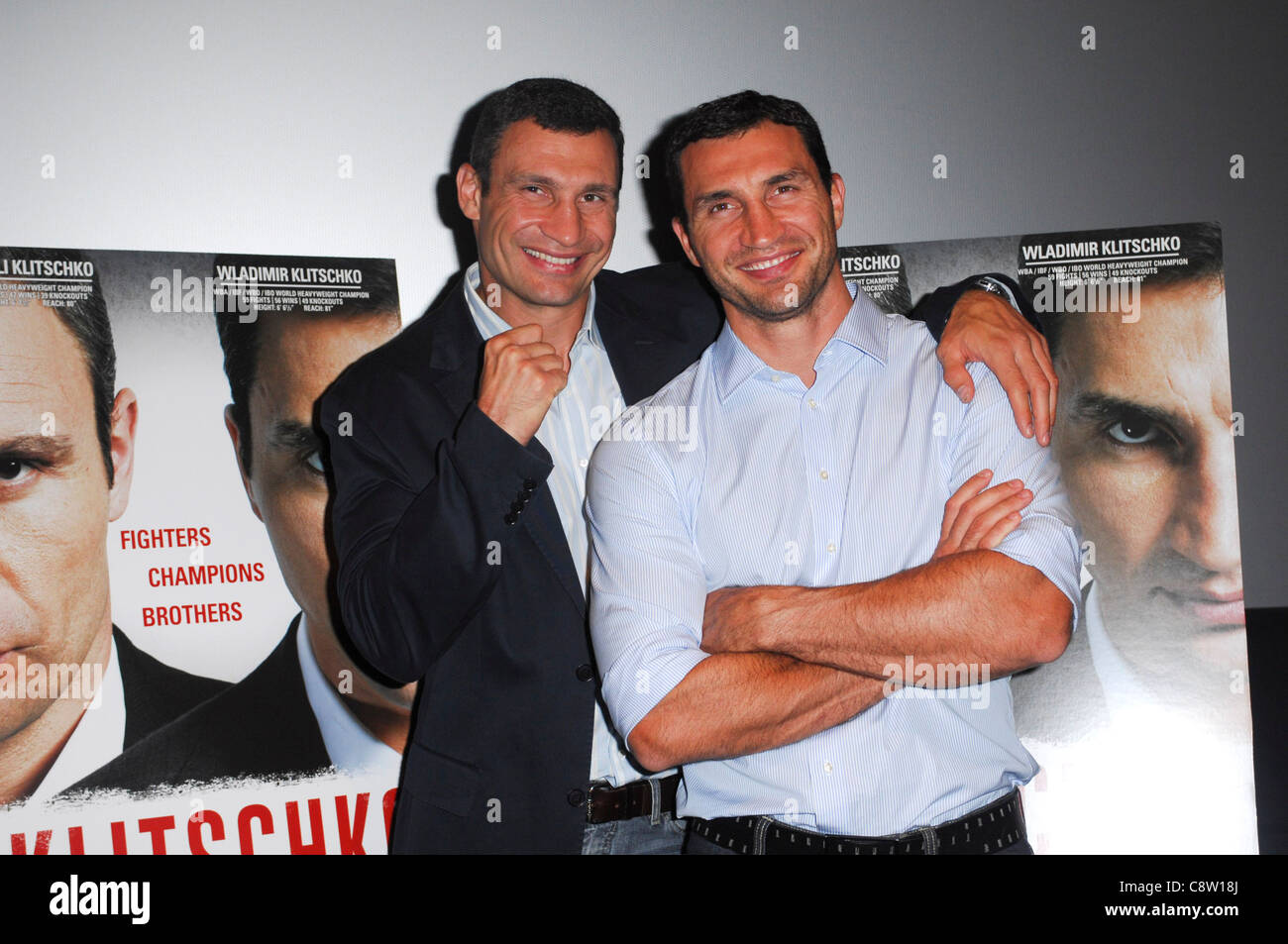 Wladimir Klitschko, Vitali Klitschko im Ankunftsbereich für KLITSCHKO Dokumentarfilm Premiere Screening, Landmark Theater, Los Angeles, Stockfoto