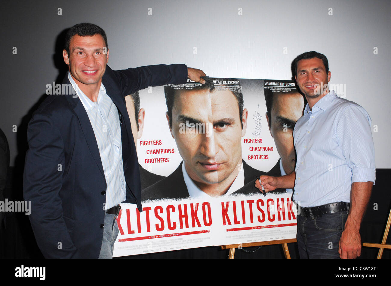 Wladimir Klitschko, Vitali Klitschko im Ankunftsbereich für KLITSCHKO Dokumentarfilm Premiere Screening, Landmark Theater, Los Angeles, Stockfoto