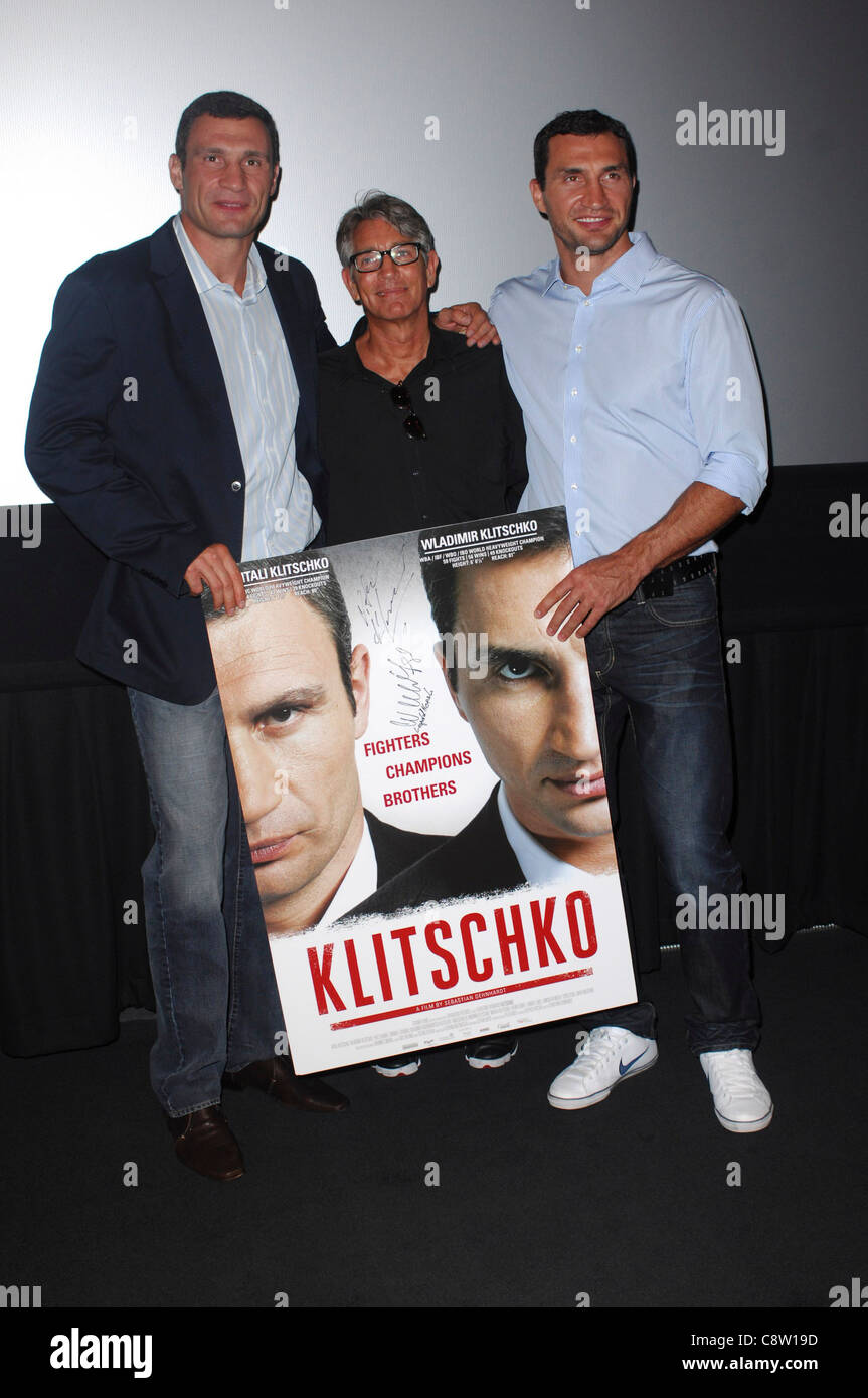 Wladimir, Vitali Klitschko, Eric Roberts im Ankunftsbereich für KLITSCHKO Dokumentarfilm Premiere Screening, Landmark Theater, Los Stockfoto