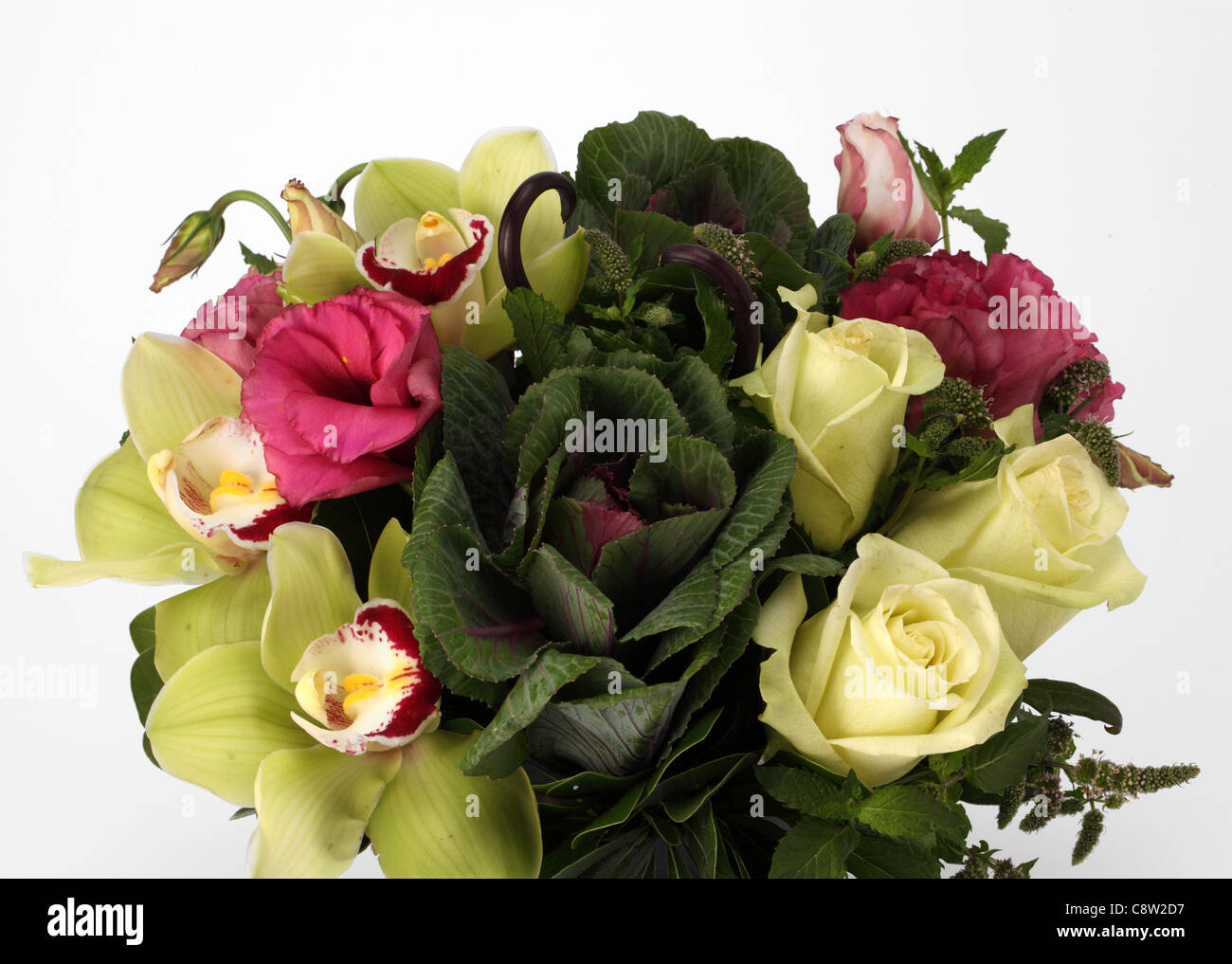 Eine Nahaufnahme von einem bunten Blumenstrauß. Zier-Kohl, weiße Rosen, Cymbidium Orchideen, rosa Pfingstrosen Stockfoto