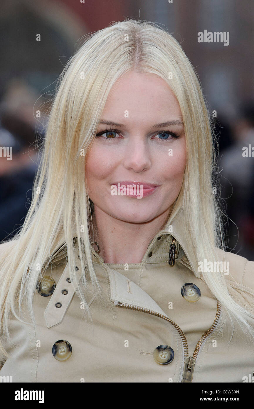 Kate Bosworth kommt für die Fashion Show von Burberry Prorsum. Stockfoto
