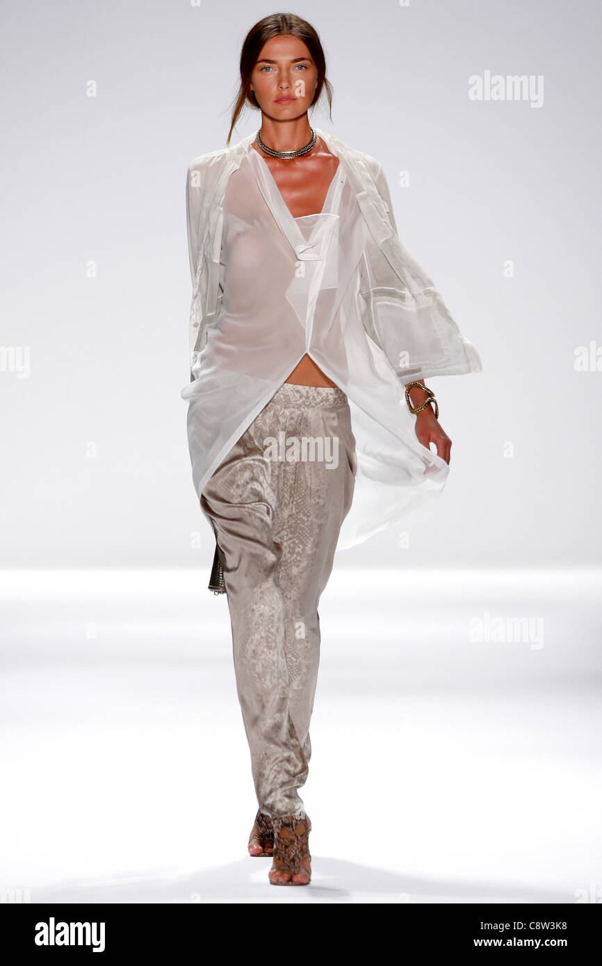 Elie Tahari – Start-und Landebahn - Frühjahr/Sommer 2012 Kollektion – New York Stockfoto