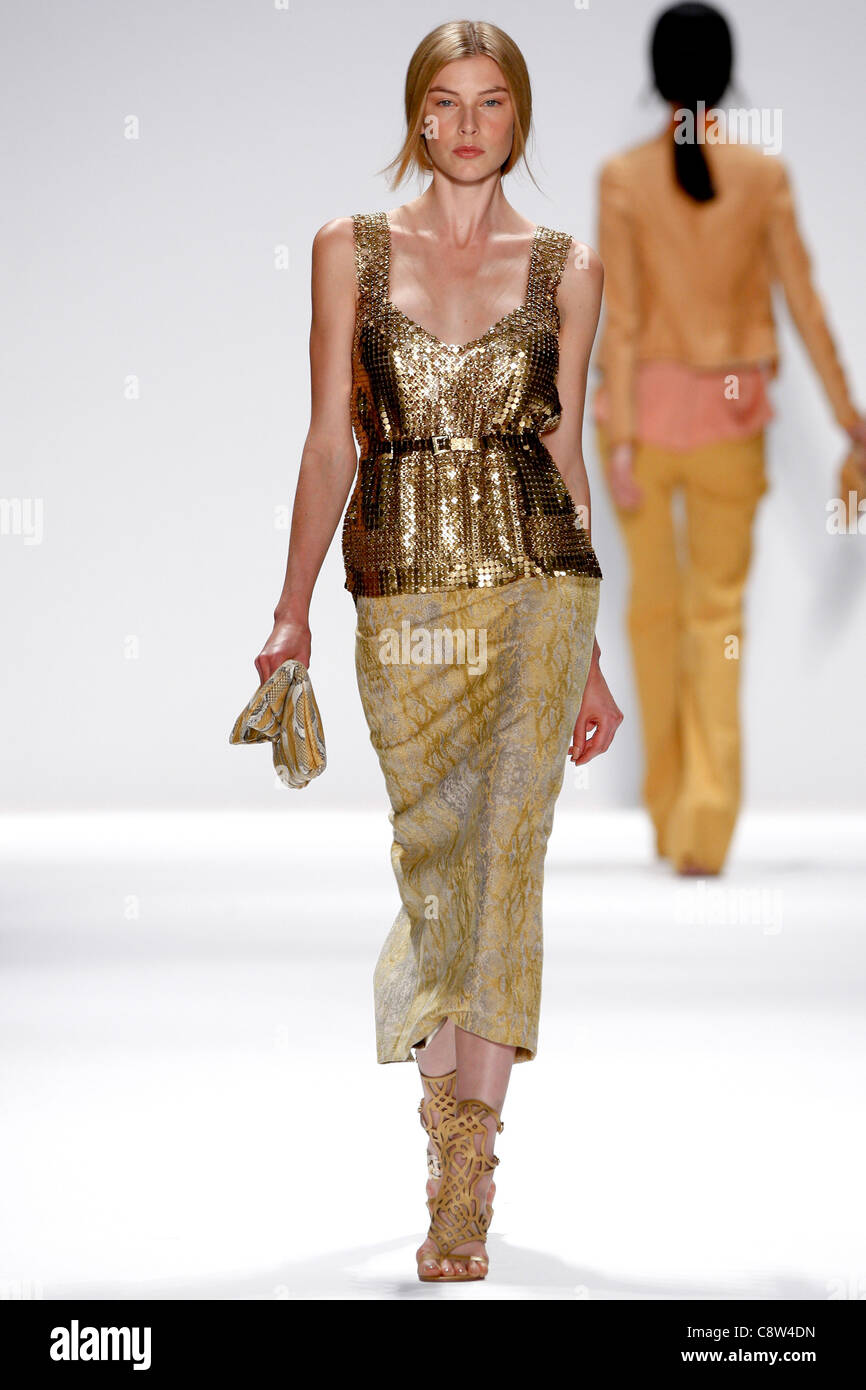 Elie Tahari – Start-und Landebahn - Frühjahr/Sommer 2012 Kollektion – New York Stockfoto