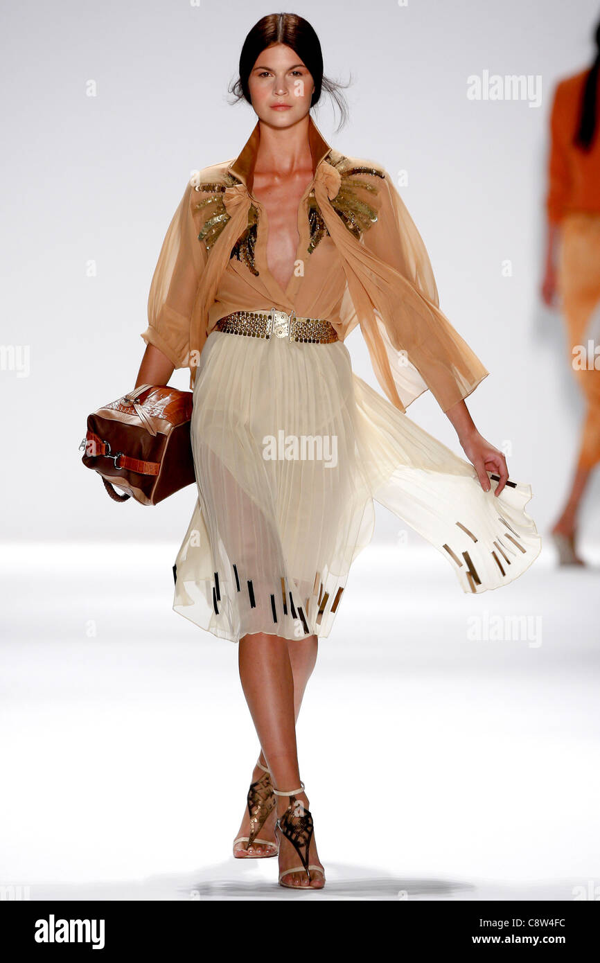 Elie Tahari – Start-und Landebahn - Frühjahr/Sommer 2012 Kollektion – New York Stockfoto