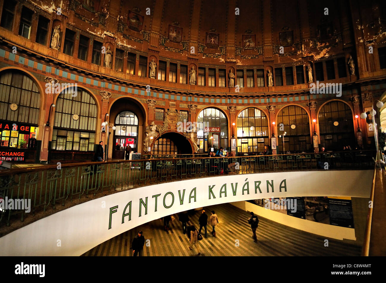 Prag, Tschechische Republik. Hlavni Nadrazi - Hauptbahnhof. Kavarna Fantova (Café) im alten Teil des Bahnhofs Stockfoto