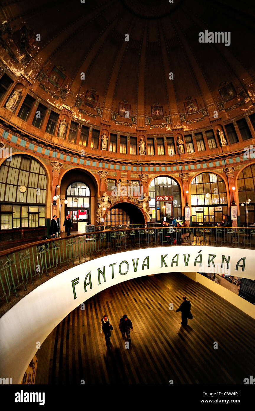 Prag, Tschechische Republik. Hlavni Darazi - Hauptbahnhof. Kavarna Fantova (Pflege) im alten Teil des Bahnhofs Stockfoto