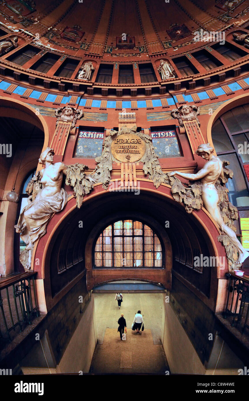 Prag, Tschechische Republik. Hlavni Nadrazi - Hauptbahnhof. Jugendstil-Detail im alten Teil des Bahnhofs Stockfoto