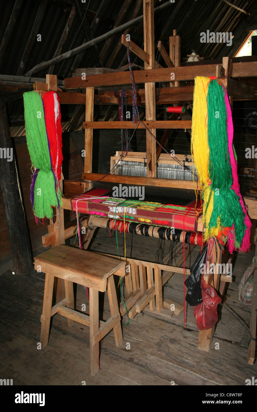 Webstuhl, die Herstellung von traditionellen Batak Tuch, Sumatra Stockfoto