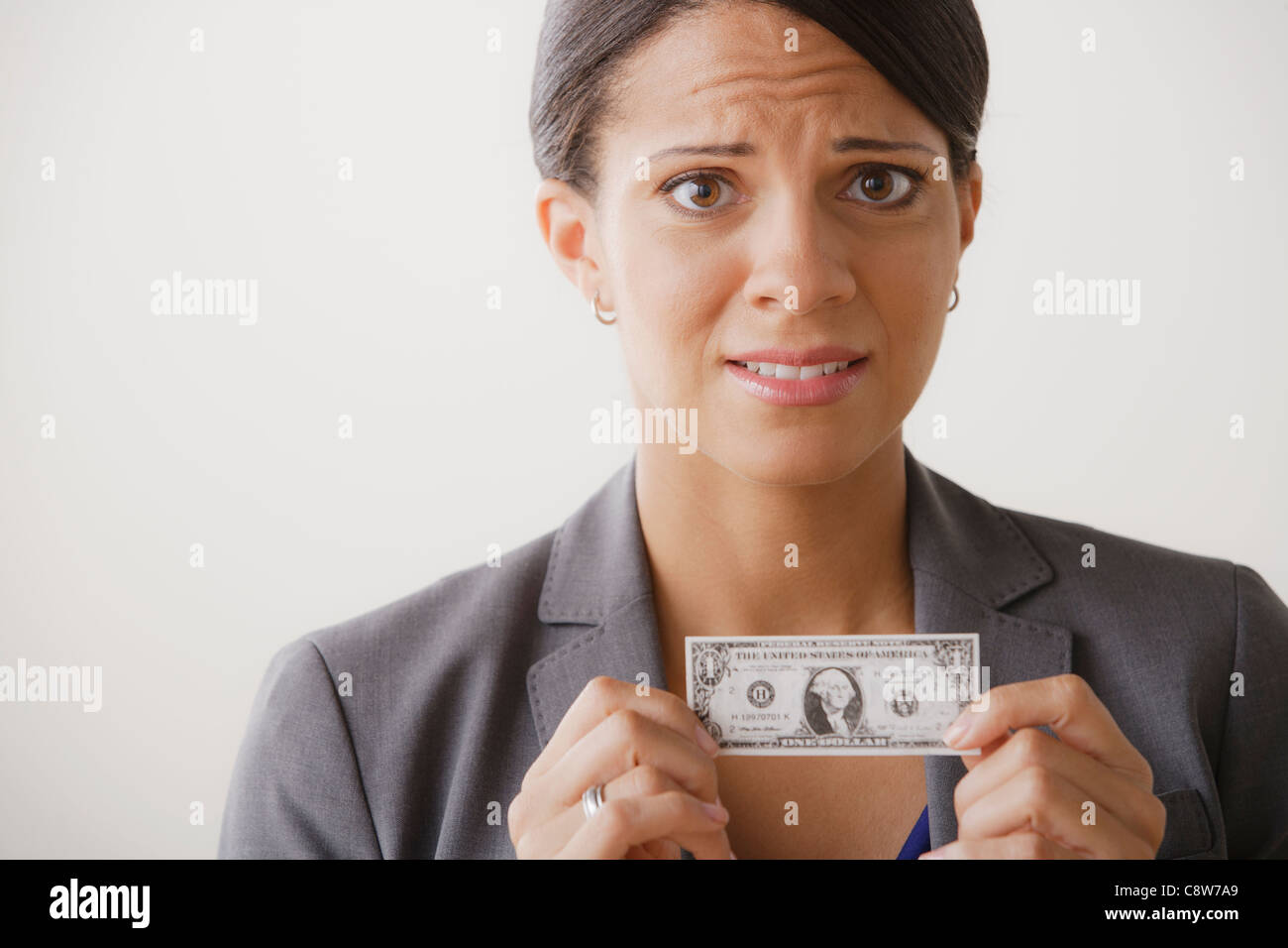 Studioaufnahme des Business-Frau hält kleine ein-Dollar-Schein Stockfoto