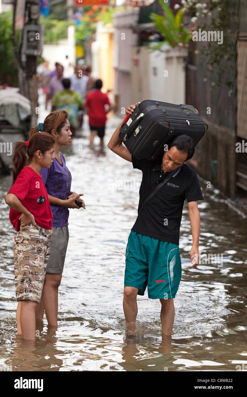 Menschen zu Fuß durch Hochwasser im Stadtzentrum von Bangkok, Thailand Stockfoto