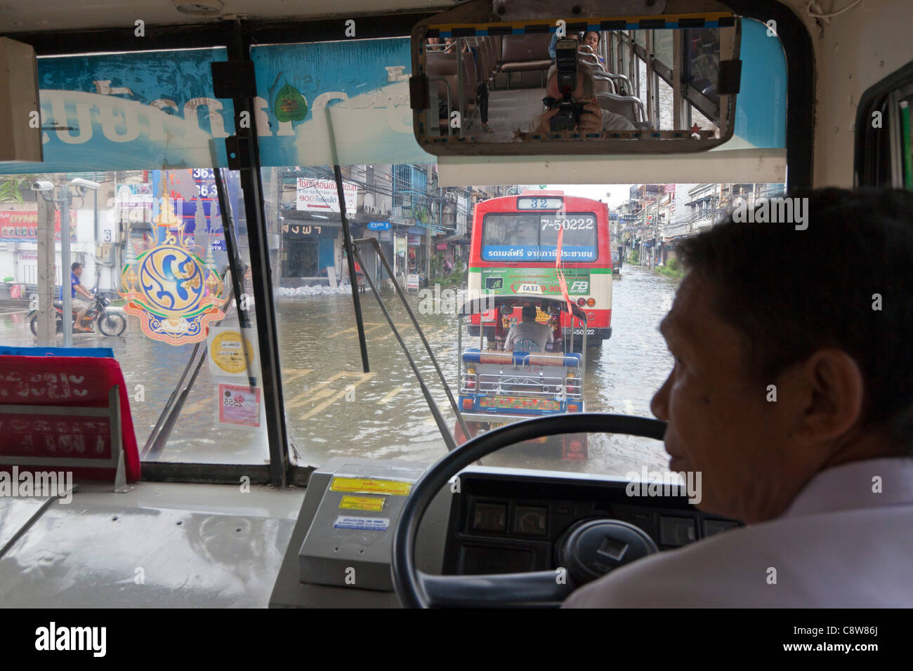 Blick aus einem Bus Fahrt durch Bangkoks überflutete Straße, Thailand Stockfoto