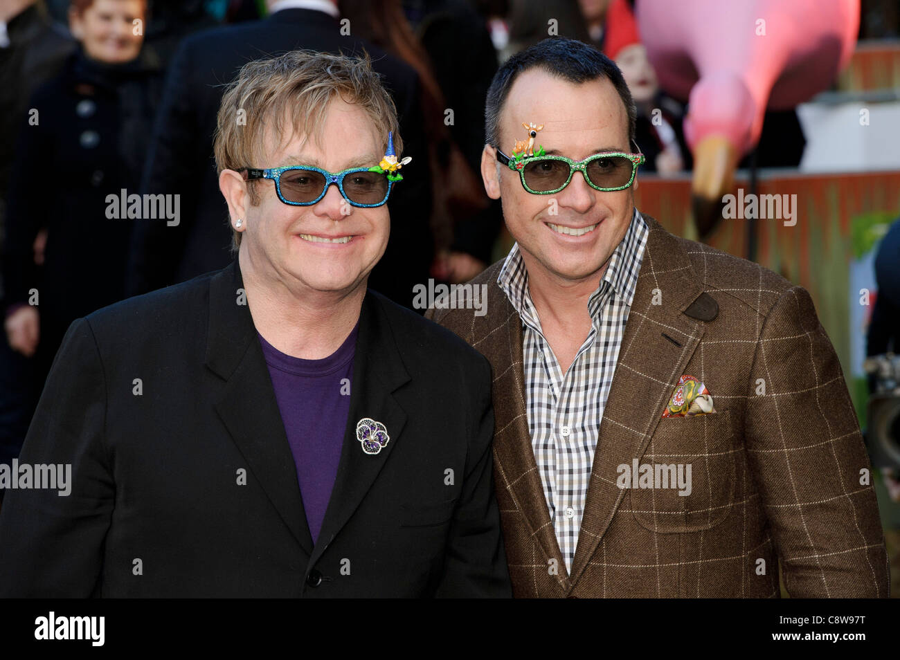 Elton John (L) und David Furnish (R) besuchen die UK Premiere von Gnomeo und Julia in einem zentralen London-Kino. Stockfoto