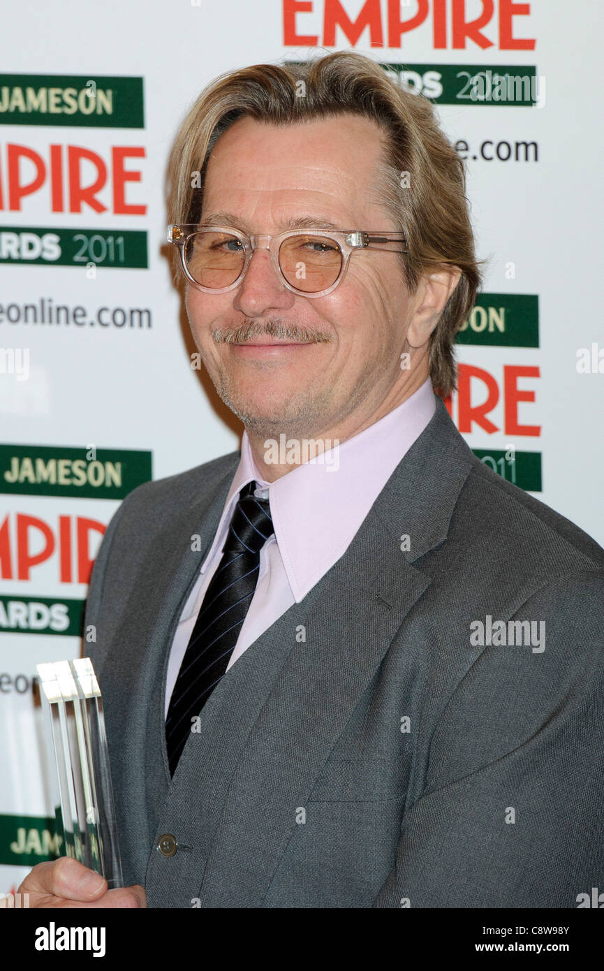Gary Oldman mit seinem Empire Icon Award bei den Empire Awards. Stockfoto