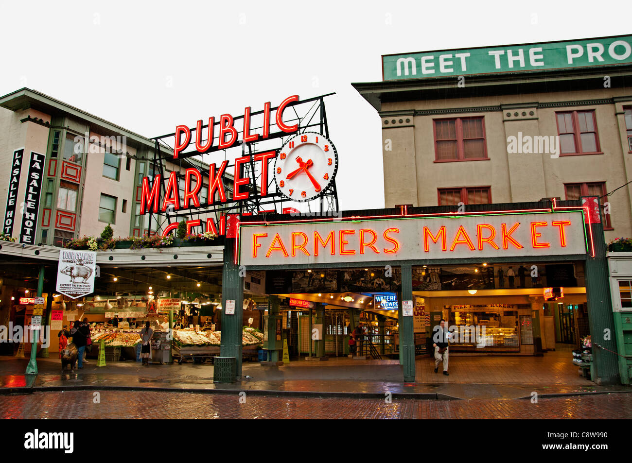 Seattle Hecht Ort Fish Monger Bauern Markt US-Bundesstaat Washington Vereinigte Staaten von Amerika-USA Stockfoto