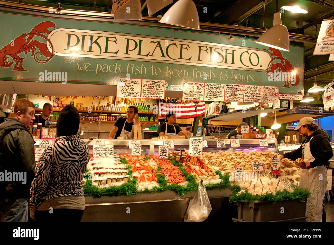 Seattle Hecht Ort Fish Monger Bauern Markt US-Bundesstaat Washington Vereinigte Staaten von Amerika-USA Stockfoto