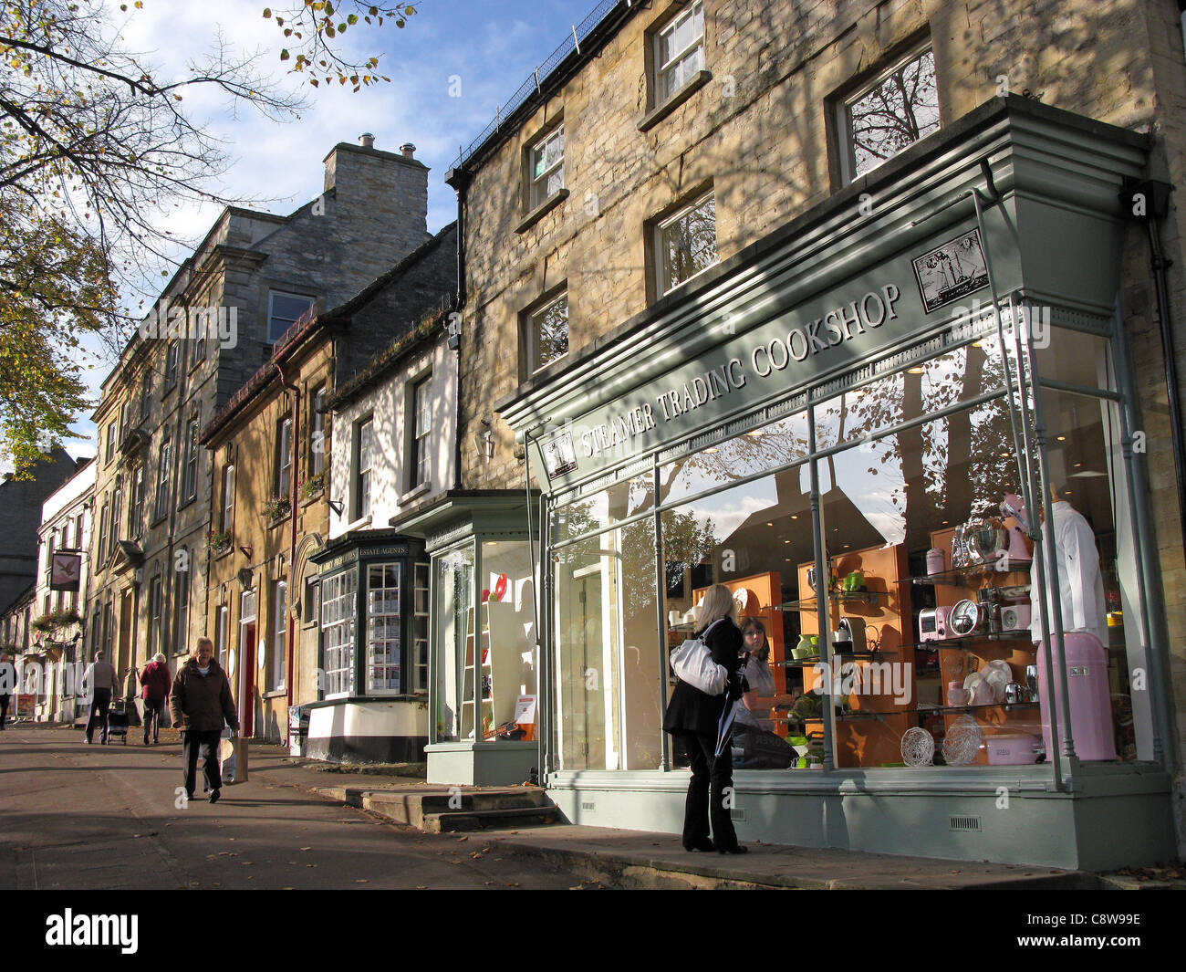 WITNEY, OXFORDSHIRE. Ein Blick auf die High Street im Herbst. 2008. Stockfoto