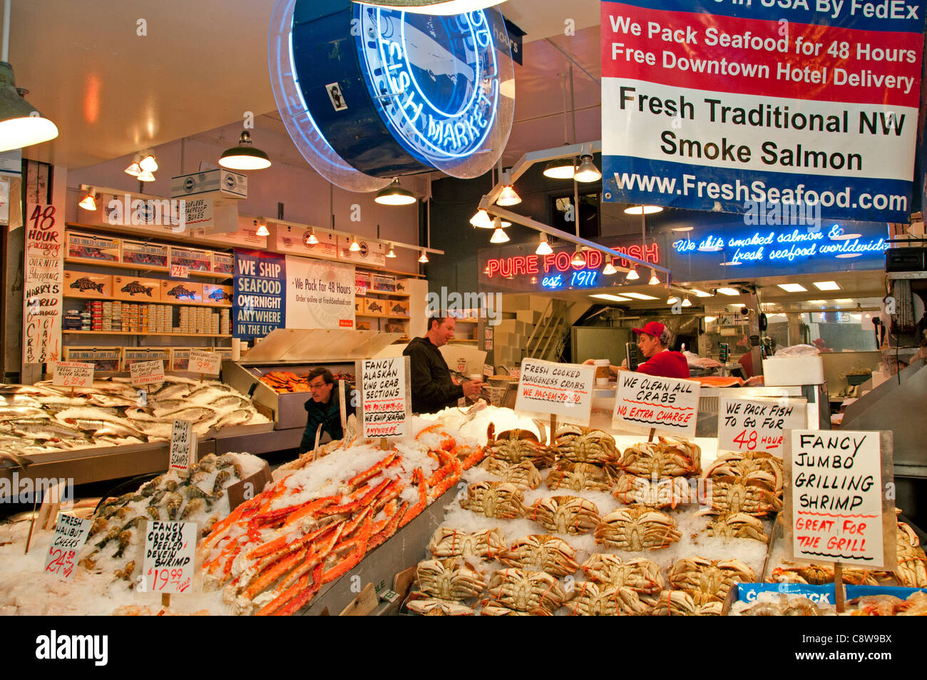 Seattle Hecht Ort Fish Monger Bauern Markt US-Bundesstaat Washington Vereinigte Staaten von Amerika-USA Stockfoto