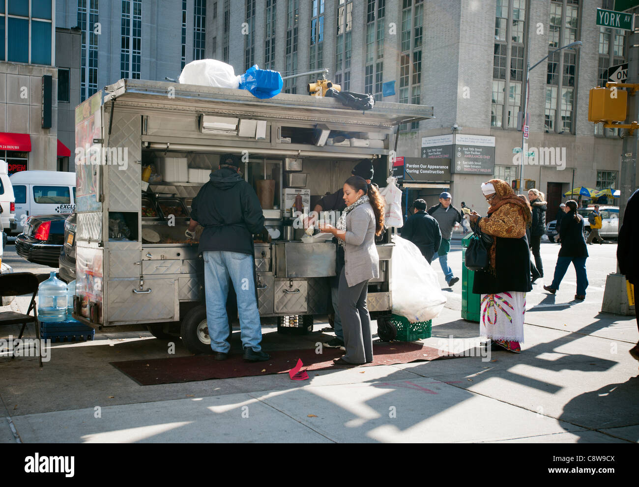 American Diner Line-up für Middle-Eastern Street Essen in einem der zahlreichen Anbieter im Stadtteil Upper East Side von New York Stockfoto