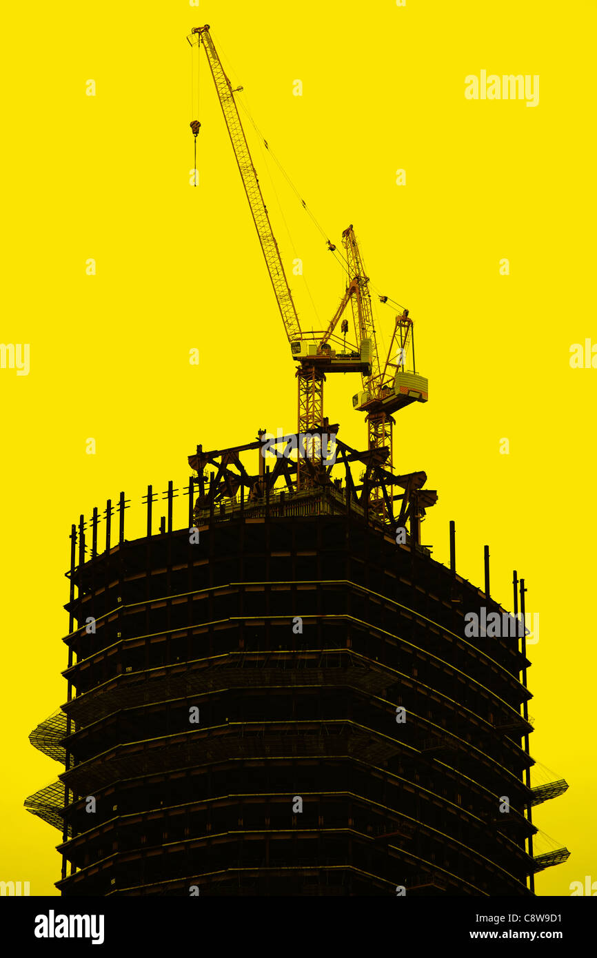 Silhouette von Kränen und Bau Baustelle. Gelb hinterlegt. Stockfoto