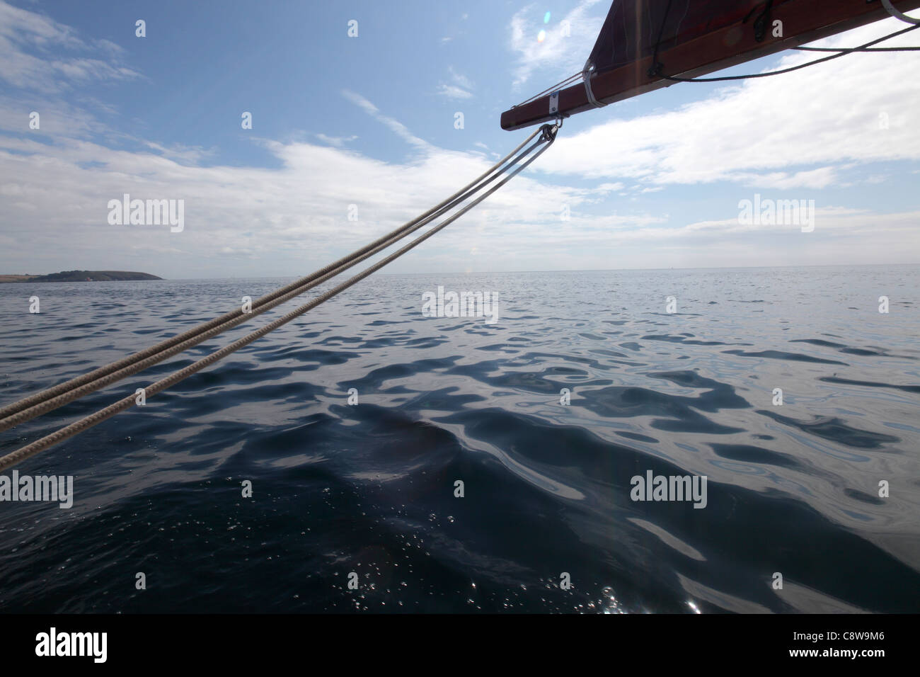 hölzerne Segeln Boom über glasige blaue Meer, Falmouth, Cornwall, UK Stockfoto