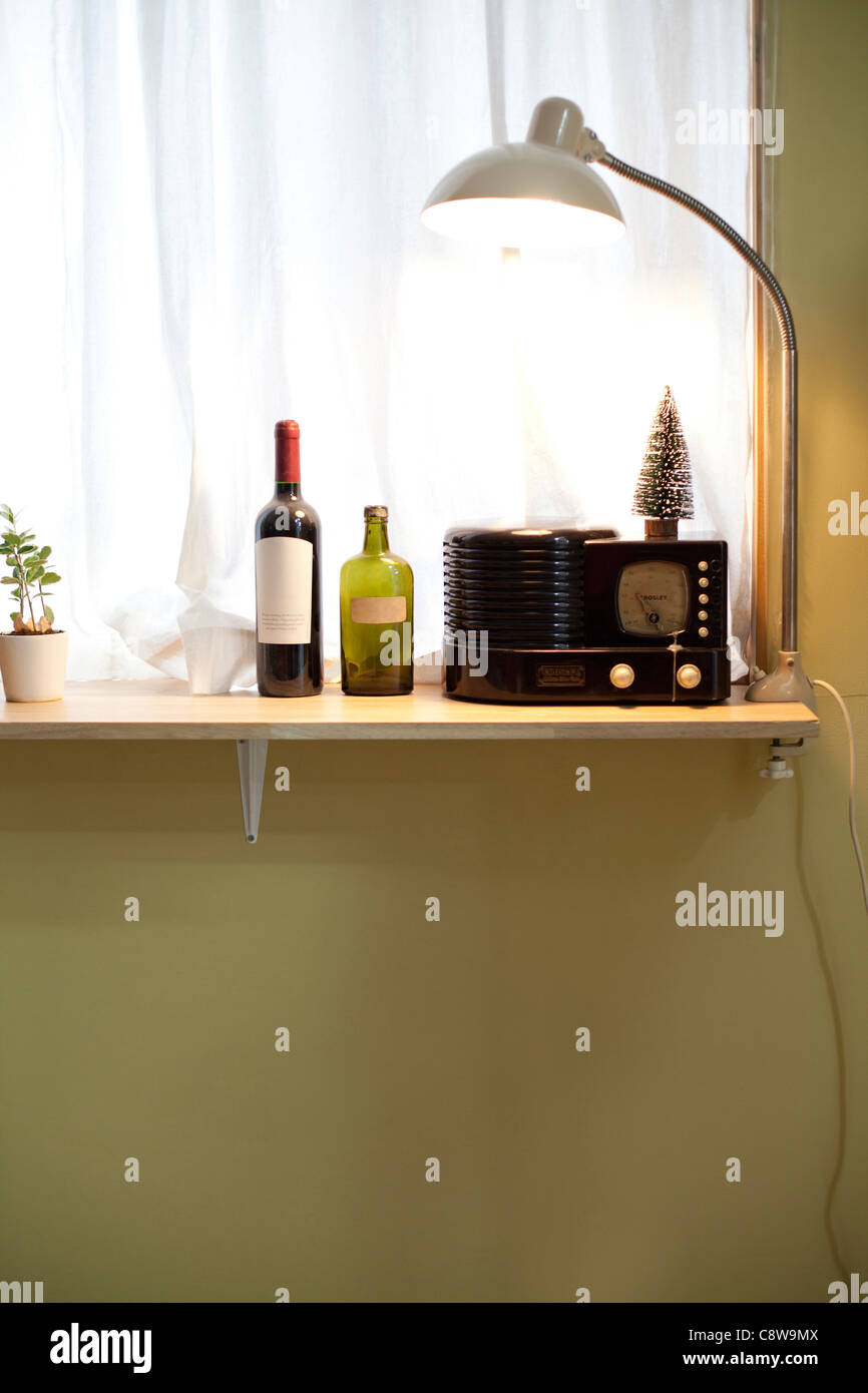 Weinflaschen, Uhr, Lampe und Weihnachten zeigen Stück Stockfotografie -  Alamy