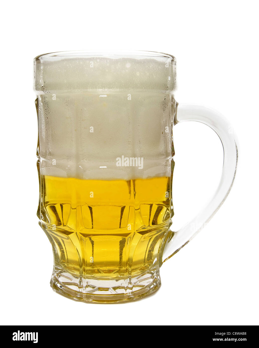 Glas Bier wird auf einem weißen Hintergrund isoliert Stockfoto